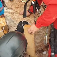 Ekipa reševalcev je z napihljivo vrečo za dvigovanje težkih stvari 
odmaknila skalo in rešila ponesrečenko.