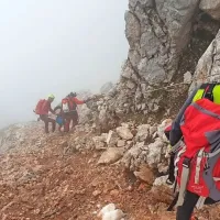 Dež, veter, sodra, gosta megla in težko dostopen teren so v četrtek 
oteževali reševanje ukleščene planinke iz Nemčije.  