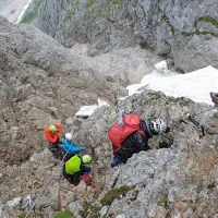 Dež, veter, sodra, gosta megla in težko dostopen teren so v četrtek 
oteževali reševanje nemške  planinke.