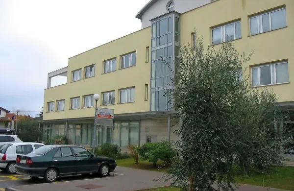 Ker je obolela okužena dopustovala v Izoli,  je  zdravniško pomoč 
iskala v dežurni ambulanti v izolskem zdravstvenem domu.  
