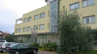 Ker je obolela okužena dopustovala v Izoli,  je  zdravniško pomoč 
iskala v dežurni ambulanti v izolskem zdravstvenem domu.  