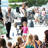 Začel se je poulični festival Puf, ki pa bo letos težko postregel z enakimi prizori kakor lani.   