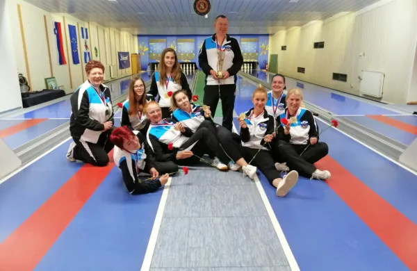 Z leve: Jana Obleščak, Metka Škobrne, Lea Pašič, Zagorka Panič, Iris Zoran, Nataša Radič, Anja Bašek, 
Manca Gorup, Tina Kresevič, manjka Maja Česnik. V sredini s pokalom stoji trener Iztok Kovač.



