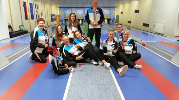 Z leve: Jana Obleščak, Metka Škobrne, Lea Pašič, Zagorka Panič, Iris Zoran, Nataša Radič, Anja Bašek, 
Manca Gorup, Tina Kresevič, manjka Maja Česnik. V sredini s pokalom stoji trener Iztok Kovač.



