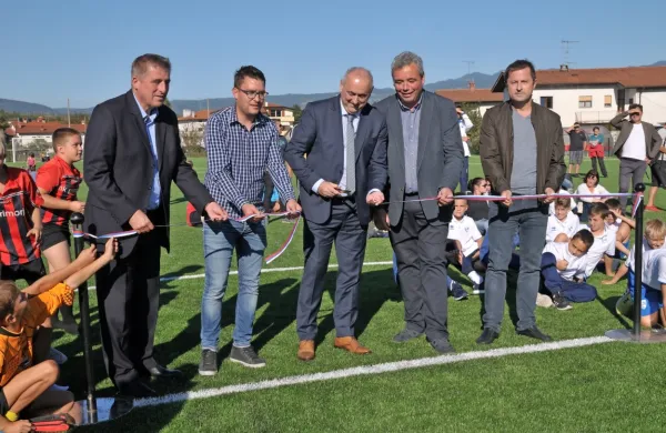 Luka Simović (drugi z leve) ob odprtju igrišča z umetno travo v Biljah