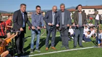 Luka Simović (drugi z leve) ob odprtju igrišča z umetno travo v Biljah
