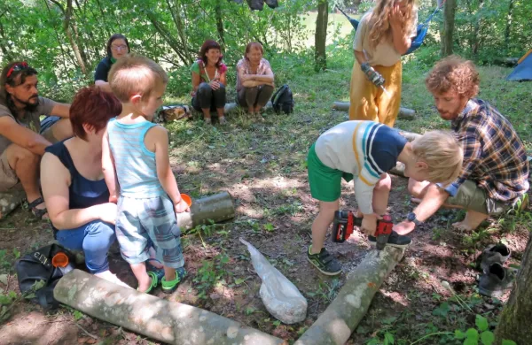 Na delavnici gojenja gob - bukovih ostrigarjev - so se  izkazali  tudi otroci.