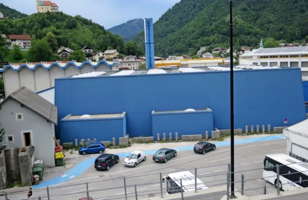 Občina naj bi Komunali Idrija  povrnila izgubo zaradi vlaganj v športne objekte (v ospredju modra dvorana, za njo športni center) in 
omilila njene pereče likvidnostne težave.