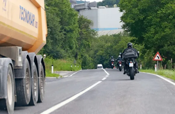 Minuli konec tedna so se v zgornje  Posočje  zgrnile trume 
motoristov, med katerimi je bilo veliko Slovencev ter Italijanov in 
Avstrijcev.