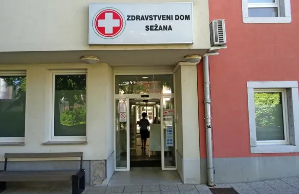 Ko  ekipa iz urgence sežanskega zdravstvenega doma odide na pomoč na teren, ostajajo vrata zaprta, saj tam ni več triažne 
medicinske sestre. 