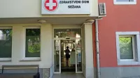 Ko  ekipa iz urgence sežanskega zdravstvenega doma odide na pomoč na teren, ostajajo vrata zaprta, saj tam ni več triažne 
medicinske sestre. 