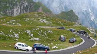 Na Mangartskem sedlu več kot 50 vozil ne bo moglo hkrati 
parkirati. Ob vikendih bodo na voljo javni prevozi. 