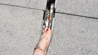Žensko stopalo se  brez posebnih težav zagozdi v špranjo.
