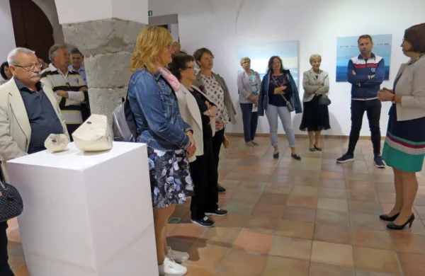 Silva Karim je skozi svojo razstavo Sobivanja v idrijskem gradu 
povedla množico obiskovalcev. 