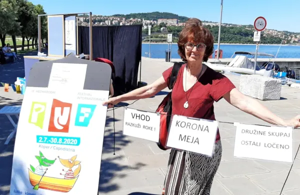 Maja Bavdaž Gross je na uličnem festivalu postavila korona meje.