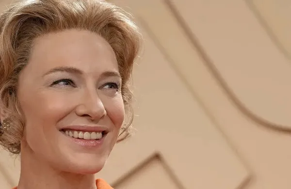 Osrednjo vlogo v ultrakonservativni ameriški politični struji ima 
Phyllis Schlafly, ki jo je mojstrsko upodobila Cate Blanchett.