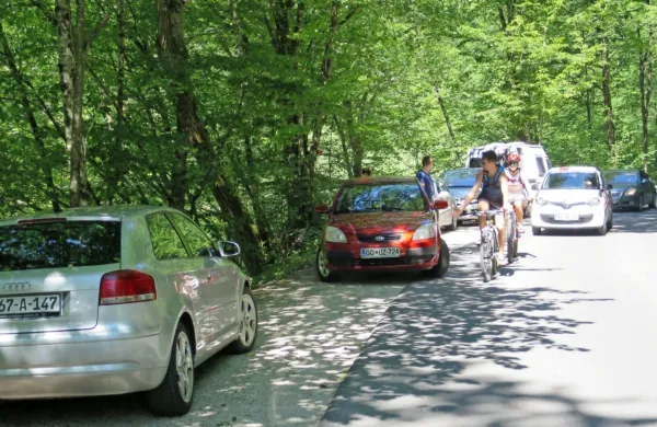 Le še minuli vikend so avtomobili lahko preobremenili dostop v 
Idrijsko Belo, ogrožali kolesarje in domačine.