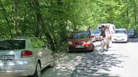 Le še minuli vikend so avtomobili lahko preobremenili dostop v 
Idrijsko Belo, ogrožali kolesarje in domačine.