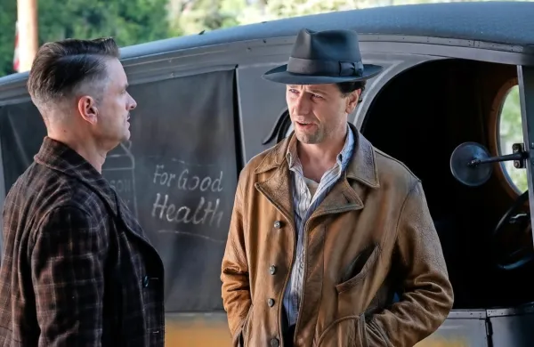 Matthew Rhys (desno) je po Američanih ponovno v izvrstni igralski 
formi.