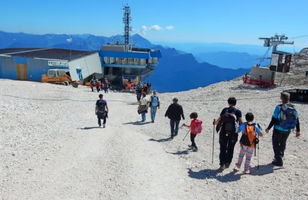 Na Kanin ob upoštevanju varnostnih ukrepov v povezavi z novim 
koronavirusom  dnevno prepeljejo približno 200 potnikov.