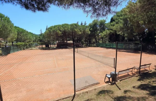 V sredo sredi dneva so teniška igrišča samevala, a zjutraj in pozno 
popoldne  je slika drugačna.  