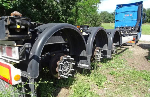 V zavetju noči so tatovi, ki so se očitno dobro pripravili, z dveh 
tovornjakov in prikolic ukradli 20 platišč  z gumami. 