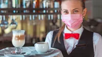 Za zaposlene v gostinskih lokalih so maske obvezne  ves čas -  tako 
na notranjih kot na zunanjih površinah.