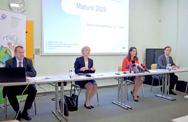 Ministrica za izobraževanje, znanost in šport Simona Kustec (tretja 
z leve) je dijakom, ki so uspešno opravili maturo, čestitala in se 
zahvalila Državnemu izpitnemu centru, ki je omogočil izvedbo 
mature in zaključnih izpitov 