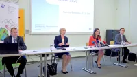 Ministrica za izobraževanje, znanost in šport Simona Kustec (tretja 
z leve) je dijakom, ki so uspešno opravili maturo, čestitala in se 
zahvalila Državnemu izpitnemu centru, ki je omogočil izvedbo 
mature in zaključnih izpitov 