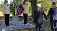 Predsednika sta vence položila v tišini in z roko v roki. Prizor na 
fotografiji je izpred spomenika ubitim bazoviškim junakom Franu 
Marušiču, Ferdinandu Bidovcu, Zvonimirju Milošu in Alojzu Valenčiču.