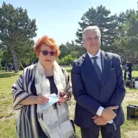 Med zbranimi vidnimi politiki na Bazoviški gmajni je tudi senatorka Tatjana Rojc.