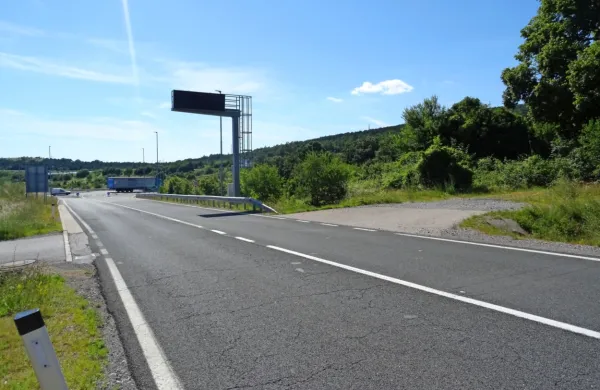 Podjetje Godina je dalo pobudo za lokacijsko preveritev za 
območje med avtocesto in glavno cesto proti Divači nad 
krožiščem, kjer je tudi že urejen priključek na cesto.  