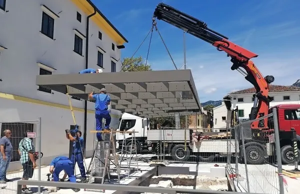 Na trgu so včeraj začeli postavljati kovinsko ogrodje treh latnikov, 
do zaključka del ostajajo  še podrobnosti.
