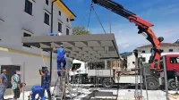 Na trgu so včeraj začeli postavljati kovinsko ogrodje treh latnikov, 
do zaključka del ostajajo  še podrobnosti.