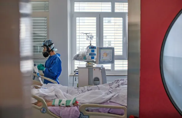 V nedeljo so s testiranjem potrdili osem novih okužb, ena oseba potrebuje oskrbo na intenzivni enoti.  