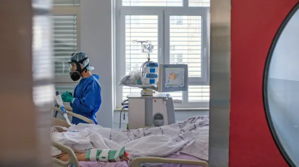 V nedeljo so s testiranjem potrdili osem novih okužb, ena oseba potrebuje oskrbo na intenzivni enoti.  