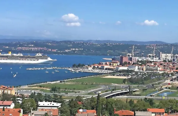 Če bi bilo običajno poletje, bi mesto vsak vikend obiskala po ena 
potniška ladja.