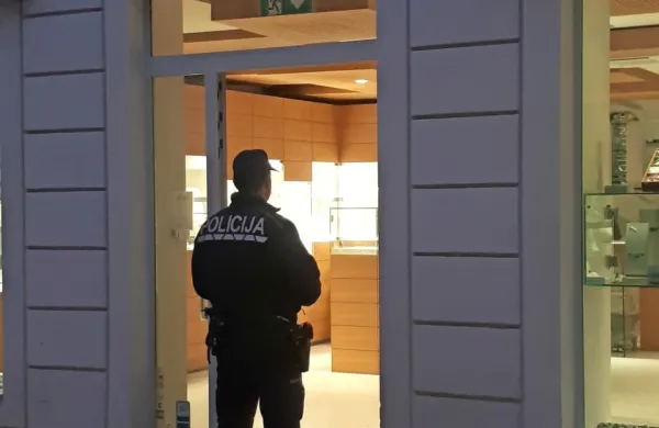 Pol leta po poskusu ropa zlatarne v Župančičevi ulici je   obtoženi 
Koprčan priznal krivdo zanj in še za druga kazniva dejanja, ki jih je 
zagrešil pred tem. 