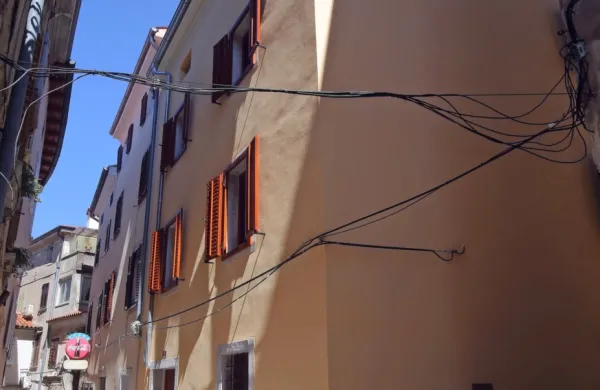 Na Smrekarjevi  52 so obnovili tri občinska  stanovanja in poslovni 
prostor, pred petimi leti so obnovili objekt na Smrekarjevi 51 in 
oddali štiri stanovanja. 