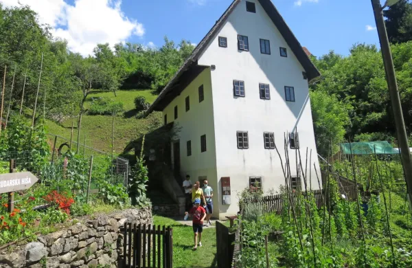 Muzejska rudarska hiša, ki so jo v minulih tednih večkrat oživili s 
prikazom nekdanjega življenja v njej, v teh dneh prvič živi kot 
pisateljska rezidenca.