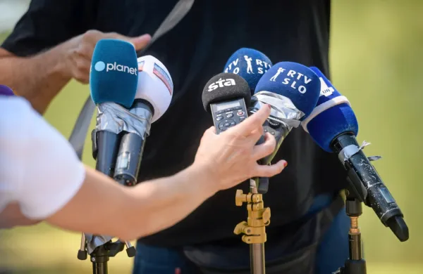 Medijski zakoni ne tepejo le javne RTV in STA, ampak spreminjajo 
celotno medijsko krajino, opozarja dr. Sandra Bašić Hrvatin. 
