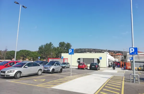 Parkirišče za Zdravstvenim domom v Luciji je še vedno brezplačno 
za vse njegove uporabnike. 