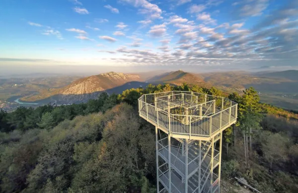 Z razglednega stolpa na vrhu Škabrijela se vidi daleč naokrog: v sredini Sv. Gora, levo Sabotin, v 
dolini se vije Soča ... Ob lepem vremenu sega pogled vse do morja in Alp.  