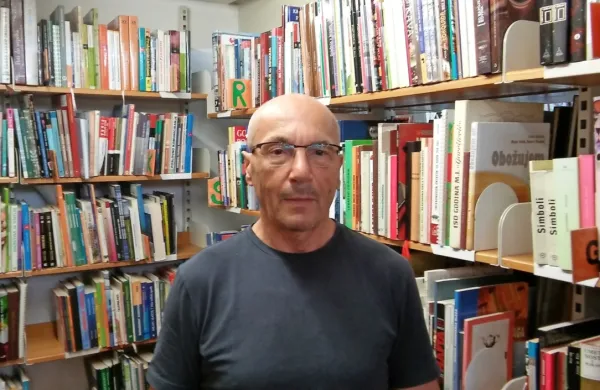 Arturja Lipovža knjige spremljajo ves čas - v  službi in tudi na 
dopustu.