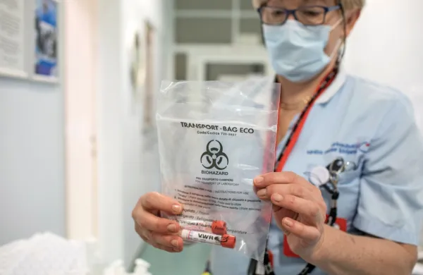 Skupno so  v Sloveniji doslej potrdili 1897 okužb z novim koronavirusom.