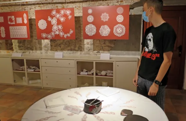 Čipke kot vir nadiha, edina letošnja živa razstava čipk in keramike 
Silve Menard, je na ogled v mali grajski galeriji.