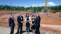 V ozadju zametki  garaže  centra odličnosti InnoRenew CoE, v 
ospredju (z leve): izolski poslanec Gregor Perič (SMC) in župan 
Danilo Markočič, ministrica Simona Kustec, direktorica Andreja 
Kutnar  in minister Zdravko Počivalšek 