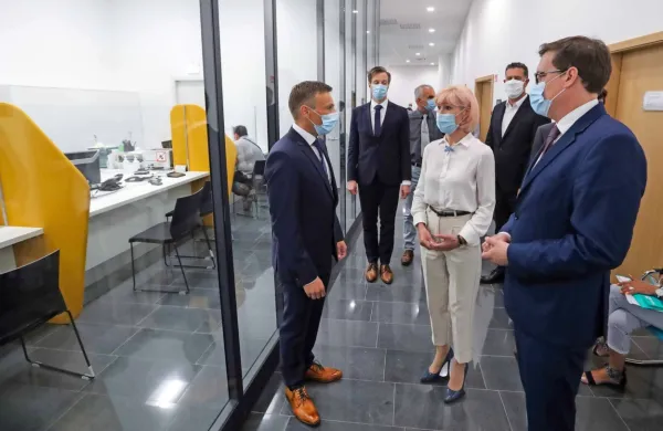 Nove prostore upravnega centra si je v družbi ministra za javno upravo Boštjana Koritnika (desno) in v.d. 
načelnika koprske upravne enote Dejana Dodiča ogledala tudi  ministrica za pravosodje, Lilijana Kozlovič. 