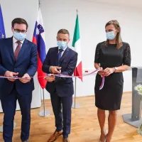 Minister za javno upravo Boštjan Koritnik (levo) in v.d. načelnika 
koprske upravne enote Dejan Dodič  sta slovesno prerezala trak ob 
otvoritvi novega Upravnega centra Koper.  