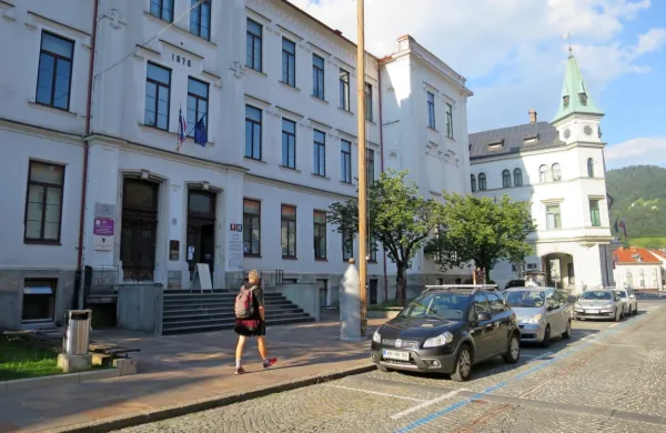 Črni Vrh in Idrija (na fotografiji) se bosta ogrevala ceneje, a bosta 
morala nova koncesionarja v sistema daljinskega ogrevanja vložiti 
precej denarja.